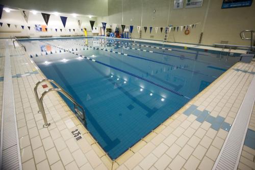 
The swimming pool at or near Résidences Campus Notre-Dame-de-Foy
