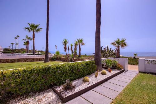 Beautiful 2 bedrooms town house. Frontline beach