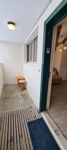 una camera con porta verde e pavimento in legno di Appartement chaleureux, Gourette Pieds des pistes a Gourette
