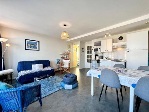 un salon avec un canapé bleu et une table dans l'établissement COC - Soleil Levant, à Wissant