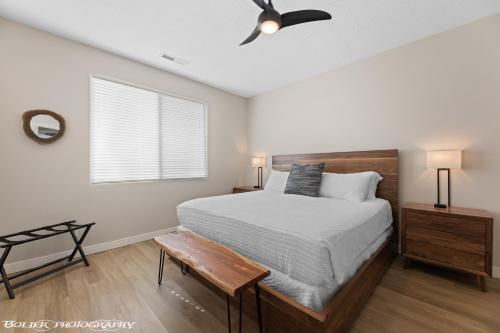 um quarto com uma cama e uma ventoinha de tecto em Beautiful Condo at the Springs By Cool Properties em Mesquite