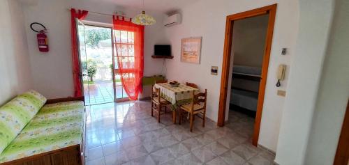 ein Zimmer mit einem Tisch und ein Zimmer mit einem Schlafzimmer in der Unterkunft Appartamenti Luongo in Ischia