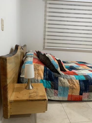 a bedroom with a bed and a table with a lamp at Bellísimos apartamentos céntricos en La Mesa in La Mesa