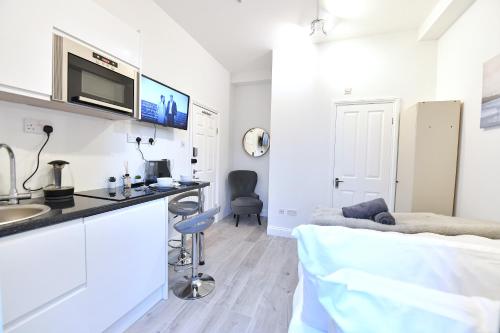 - une chambre à l'hôpital avec un lit et un lavabo dans l'établissement Central London Luxury Studios Fulham Close to Underground Newly Refurbished, à Londres
