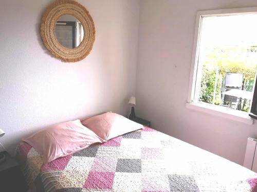 - une chambre avec un lit avec un miroir et une fenêtre dans l'établissement 2 pièces Front de Mer ensoleillé et calme accès direct plage, à Cabourg