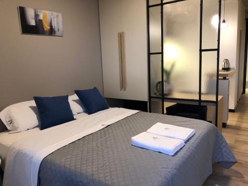 a bedroom with a bed with two towels on it at Usina Studio FMA-Coliving in Salta