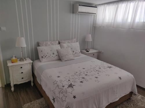 Een bed of bedden in een kamer bij Gorgeous and cozy place in perfect location