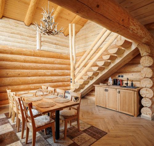 - une salle à manger en bois avec une table et des chaises dans l'établissement Chalet Rozmarin Predeal, à Predeal