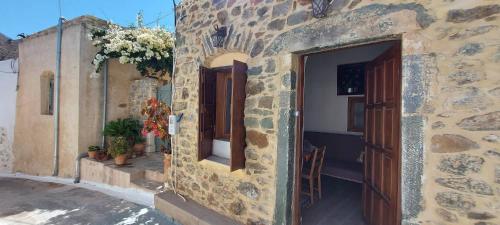 Το κτήριο όπου στεγάζεται  το διαμέρισμα
