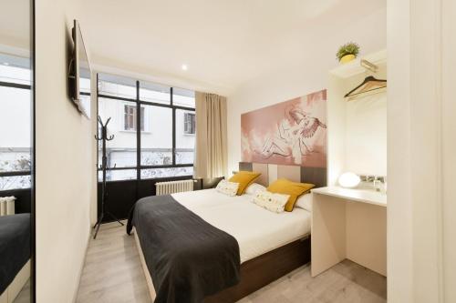 Pokój hotelowy z łóżkiem i umywalką w obiekcie Free Hostels Barcelona w Barcelonie