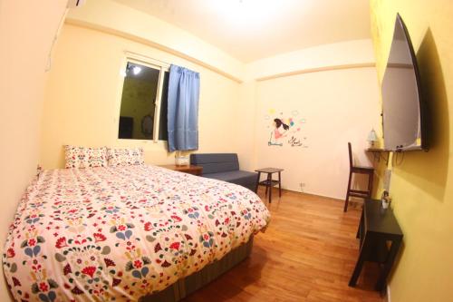 a bedroom with a bed and a flat screen tv at 九份 珂菲私旅-知雨樓 I 贈心意早餐 Jiufen Homestay Cafe Sleep B&B-Rain House 日夜間導覽 合法民宿 in Jiufen