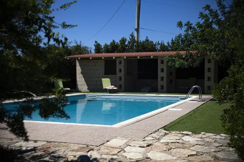 - une piscine en face d'une maison dans l'établissement B&B Masseria SERRI, à Putignano