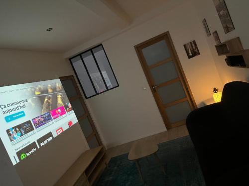 ein Wohnzimmer mit einem TV mit Videobildschirm in der Unterkunft Appartment Montorgueil/Châtelet in Paris