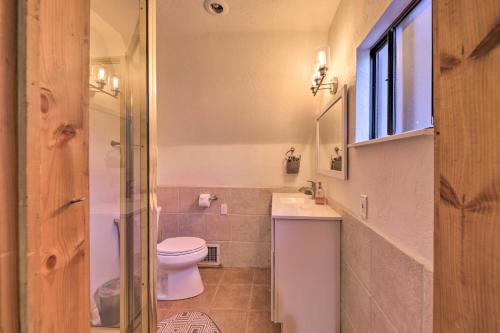 Ένα μπάνιο στο Hot Tub and Mtn View Dog-Friendly Payson Getaway!