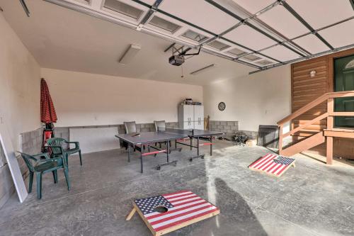 Χώρος καθιστικού στο Hot Tub and Mtn View Dog-Friendly Payson Getaway!