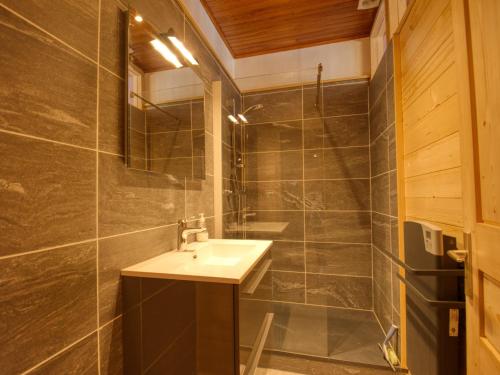 La salle de bains est pourvue d'un lavabo et d'une douche. dans l'établissement Maison Morillon Village, 4 pièces, 7 personnes - FR-1-642-13, à Morillon