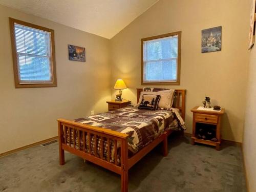 1 dormitorio con 1 cama y 2 ventanas en Cozy Cottage near Cook Forest Park, ANF, en Marienville