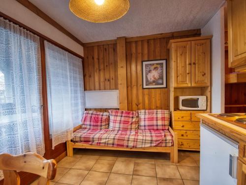 un salon avec un canapé dans une cuisine dans l'établissement Appartement 1 chambre + coin montagne au pied des pistes, terrasse, tout équipé, proche télécabine - FR-1-642-50, à Morillon
