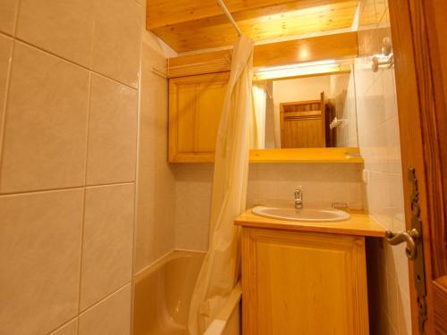 une salle de bain avec un lavabo et un rideau de douche dans l'établissement Appartement 1 chambre + coin montagne au pied des pistes, terrasse, tout équipé, proche télécabine - FR-1-642-50, à Morillon