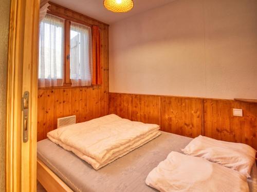 une chambre avec un lit et une fenêtre dans l'établissement Appartement cosy 4 pers, proche commerces et remontées mécaniques, terrasse ensoleillée - FR-1-642-52, à Morillon