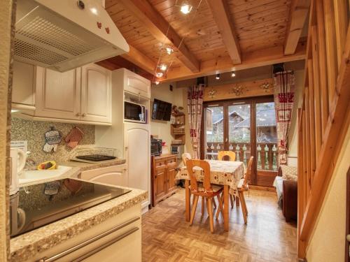 une cuisine et une salle à manger avec une table et des chaises dans l'établissement Charmant duplex à Morillon, proche télécabine et lac bleu, idéal vacances montagne - FR-1-642-54, à Morillon