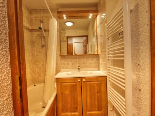 une salle de bain avec un lavabo, une douche et une baignoire dans l'établissement Appartement cosy 6 pers, cuisine équipée, balcon, casier à skis - Morillon 1100 - FR-1-642-15, à Morillon