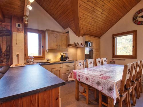 une cuisine avec une table et des chaises dans une pièce dans l'établissement Appartement Rénové 4 Chambres Centre Village, Proche Commerces et Télécabine - FR-1-642-29, à Morillon