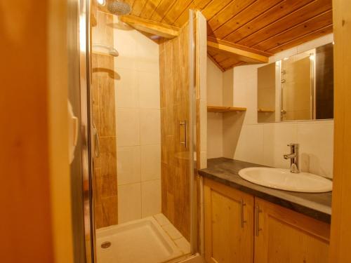 Et badeværelse på Superbe duplex rénové 4 chambres - Centre village, proche télécabine - FR-1-642-29