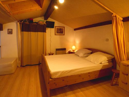 a bedroom with a large bed in a room at Appartement Morillon Village, 2 pièces, 4 personnes - FR-1-642-38 in Morillon