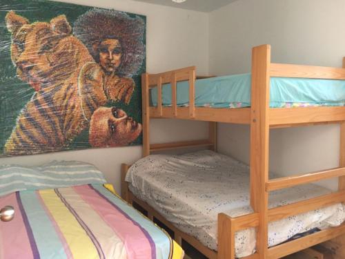 Schlafzimmer mit Etagenbett und Etagenbett in der Unterkunft Hospedaje Los Lobos in Cerro Azul