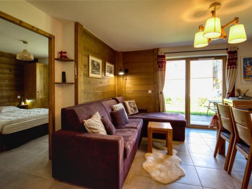 un salon avec un canapé et une table dans l'établissement Charmant appartement avec terrasse, proche lac bleu et télécabine - FR-1-642-35, à Morillon