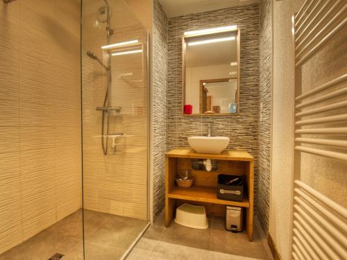 een badkamer met een wastafel en een douche bij Appartement Morillon Village, 3 pièces, 4 personnes - FR-1-642-35 in Morillon