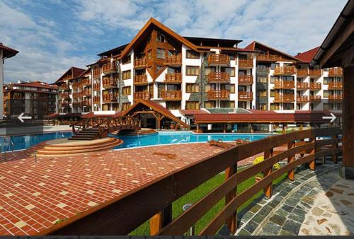Hồ bơi trong/gần Belvedere Holiday Club h 305