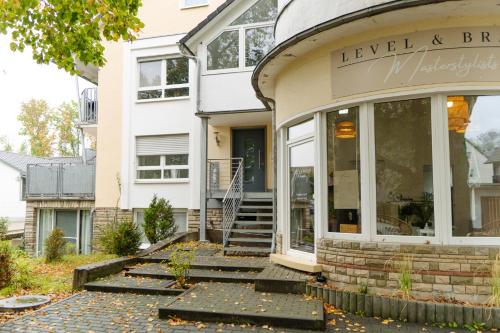a house with the front entrance to the levey brew building at FeWo Bensing in Forchheim
