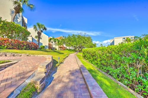 Jardín al aire libre en Comfortable Siesta Key Condo with Pool Access!