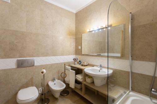 a bathroom with a toilet and a sink and a shower at Azure - Vista para o Oceano by Smarthomes in São Martinho do Porto