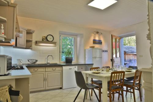 Η κουζίνα ή μικρή κουζίνα στο Appartement 6 pers 70 m² dans chalet Chez Marie