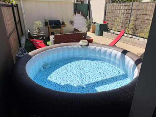 Bazén v ubytovaní Maison 100m2 - Jaccuzzi, Jardin, 10 min plages alebo v jeho blízkosti