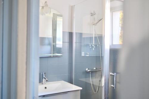 a bathroom with a sink and a shower at Les Gîtes du Vallon du Trunvel in Plonéour-Lanvern