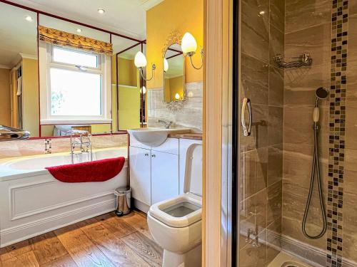 ein Bad mit einem WC, einem Waschbecken und einer Dusche in der Unterkunft Glen Mhor in Glenelg