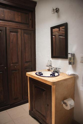 a bathroom with a sink and a mirror at Posada La Presa in Tepoztlán