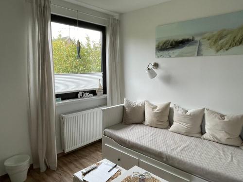 ein Wohnzimmer mit einem Sofa und einem Fenster in der Unterkunft Ferienvermietung Strandnah in Großenbrode