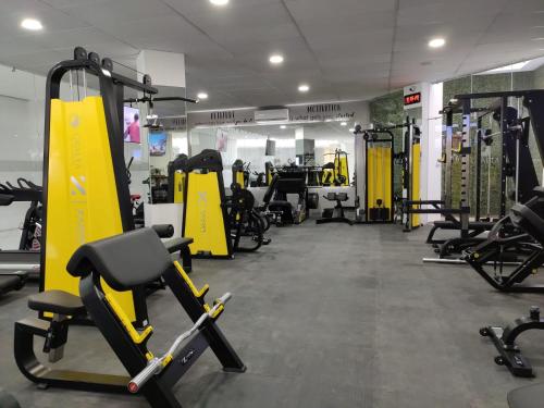 a gym with several treadmills and machines at Hotel GRALTA in Jalostotitlán