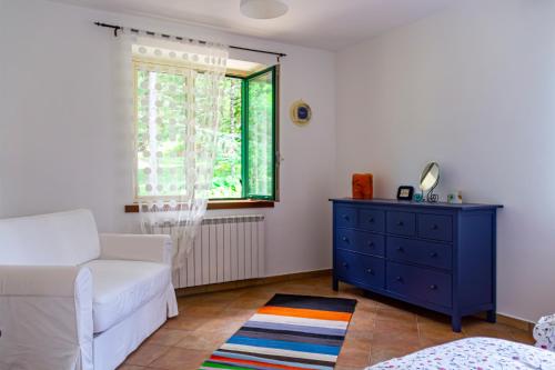 salon z białą kanapą i niebieską komodą w obiekcie Casa Tronola w mieście Laceno