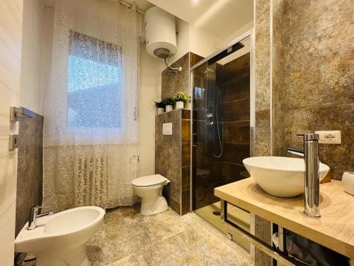 La salle de bains est pourvue d'un lavabo, de toilettes et d'une douche. dans l'établissement Suite del Ponte, à Varèse