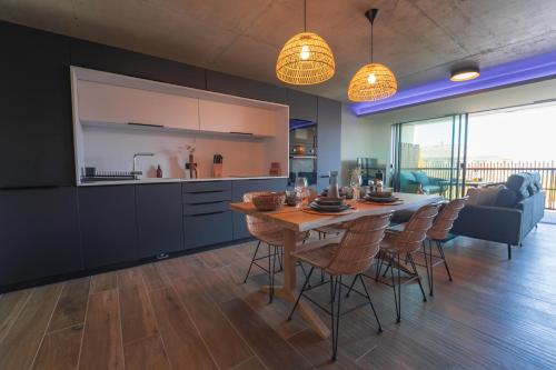 uma cozinha e sala de jantar com mesa e cadeiras em Villa Ananda - Gâia - Harmonie avec vue mer et étangs em Carnon-Plage