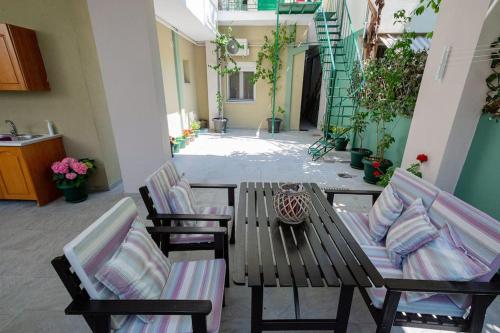Downtown luxury apartment with backyard