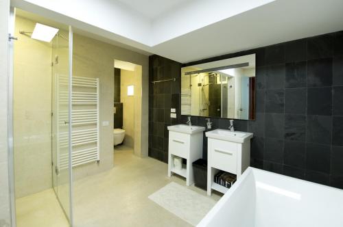 Baño con 2 lavabos y espejo en Casa Mandl en Brasov