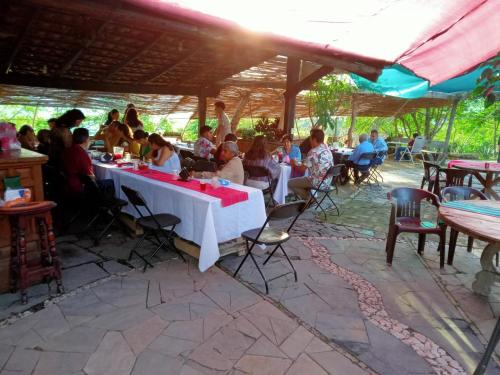un groupe de personnes assises à une table dans un restaurant dans l'établissement Hotel SPA Campestre Los Adobes, à Taxco