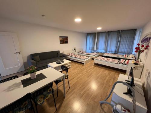 ein Wohnzimmer mit einem Sofa und einem Tisch in der Unterkunft Wohnung in Troisdorf T02 in Troisdorf